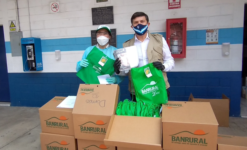 Banrural dona kits de ropa para migrantes retornados que se encuentran en cuarentena