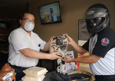 Bomberos Voluntarios que quedaron desempleados reparten comida en Panajachel