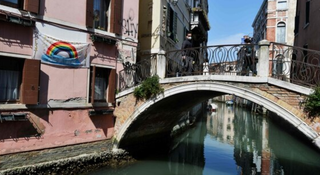 En cuarentena una ciudad italiana tras celebración de funeral en plena pandemia