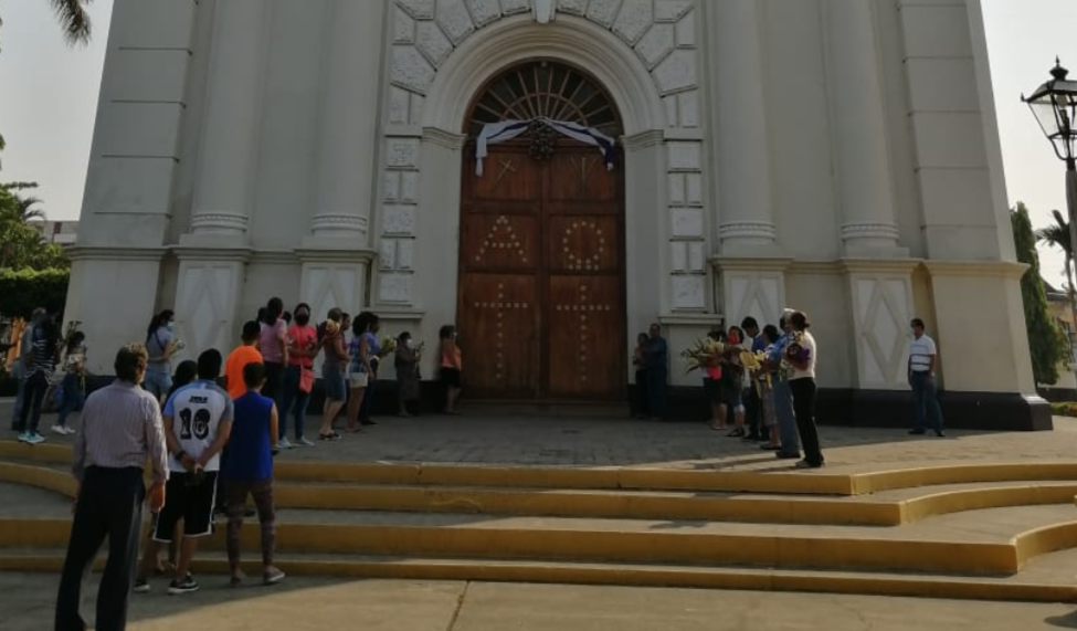 Fieles católicos salen para recibir bendición en Domingo de Ramos