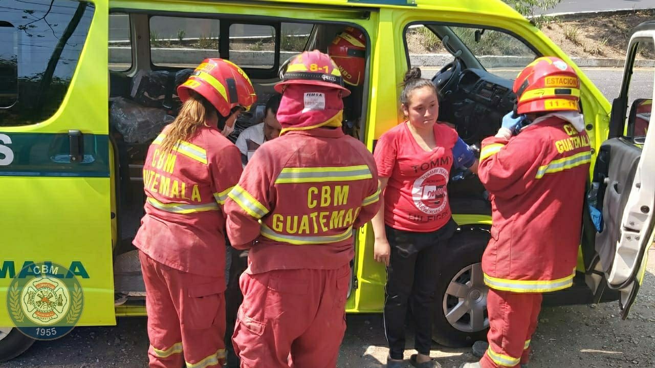 Personas que fueron atacadas por abejas caen a un barranco