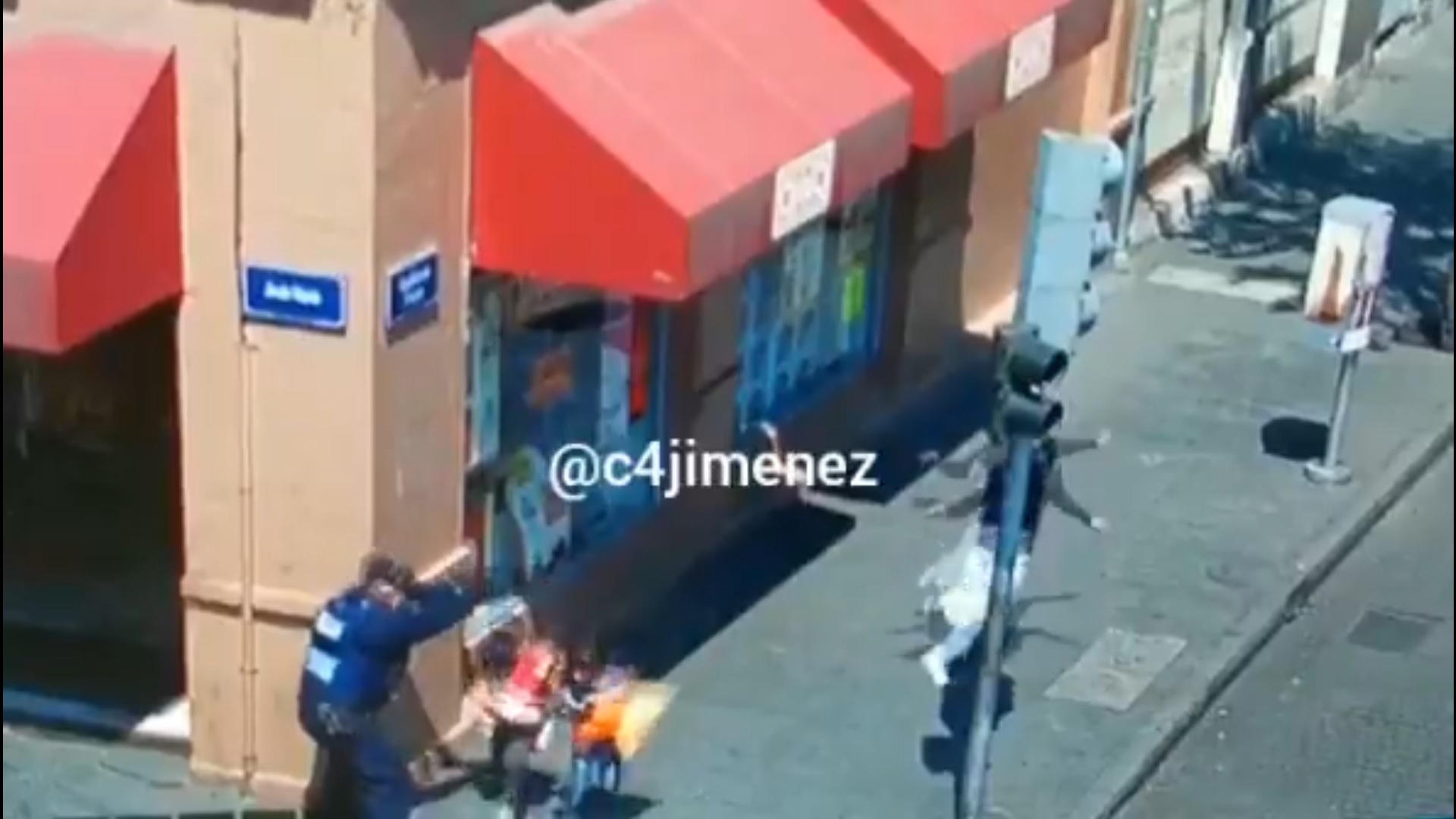 VIDEO niños quedan enmedio de balacera entre policía y ladrón