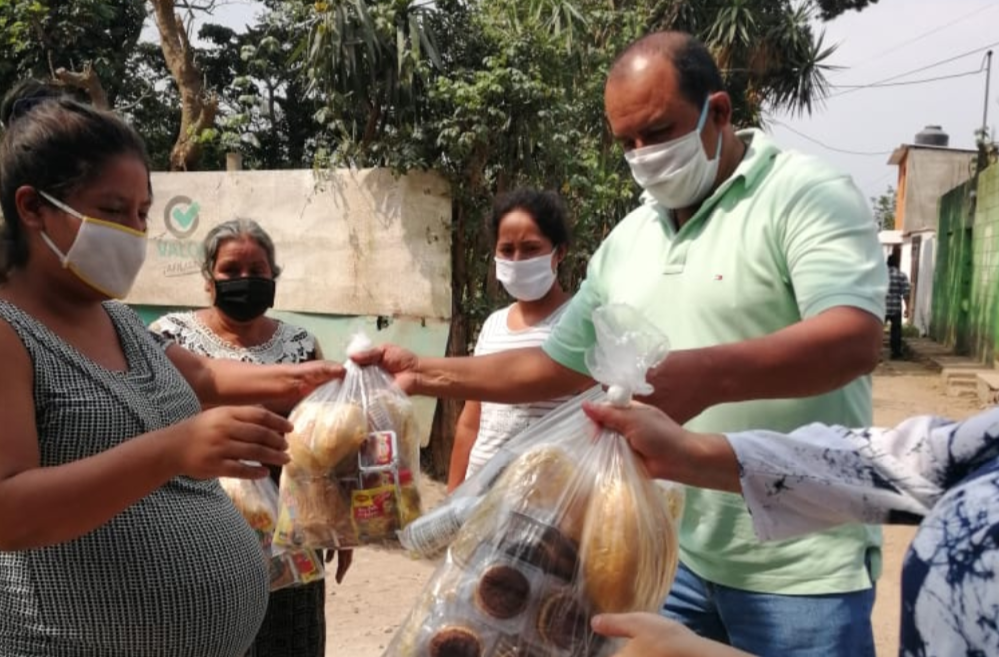 Vecinos se organizan y reparten alimentos a personas afectadas por el confinamiento del coronavirus