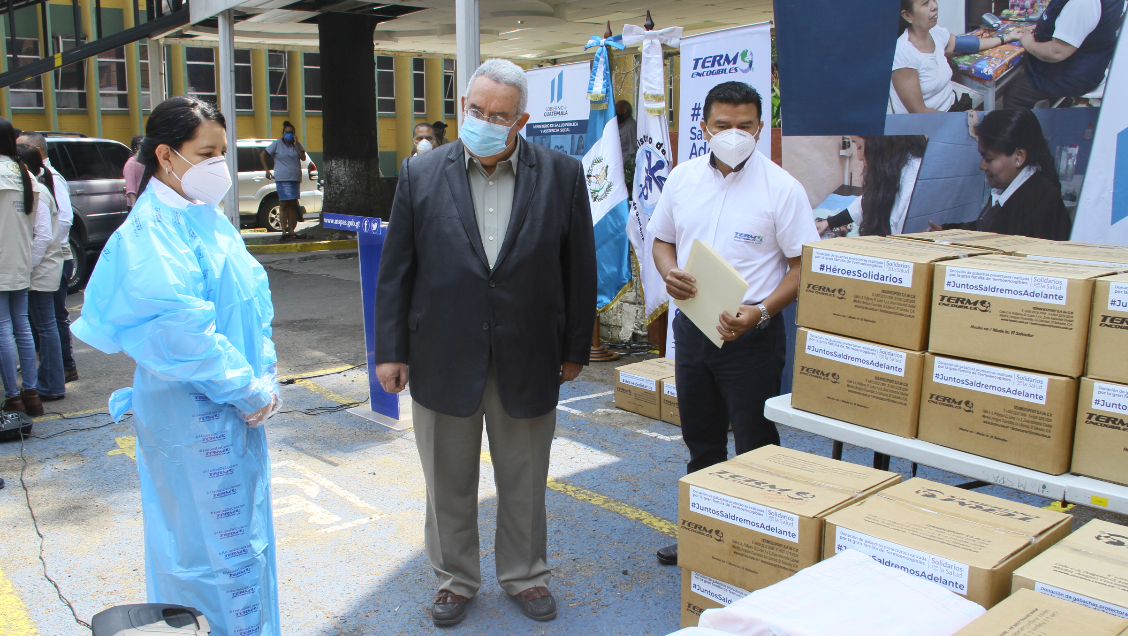 Realizan donación de batas y sobreguantes para proteger a personal médico ante emergencia