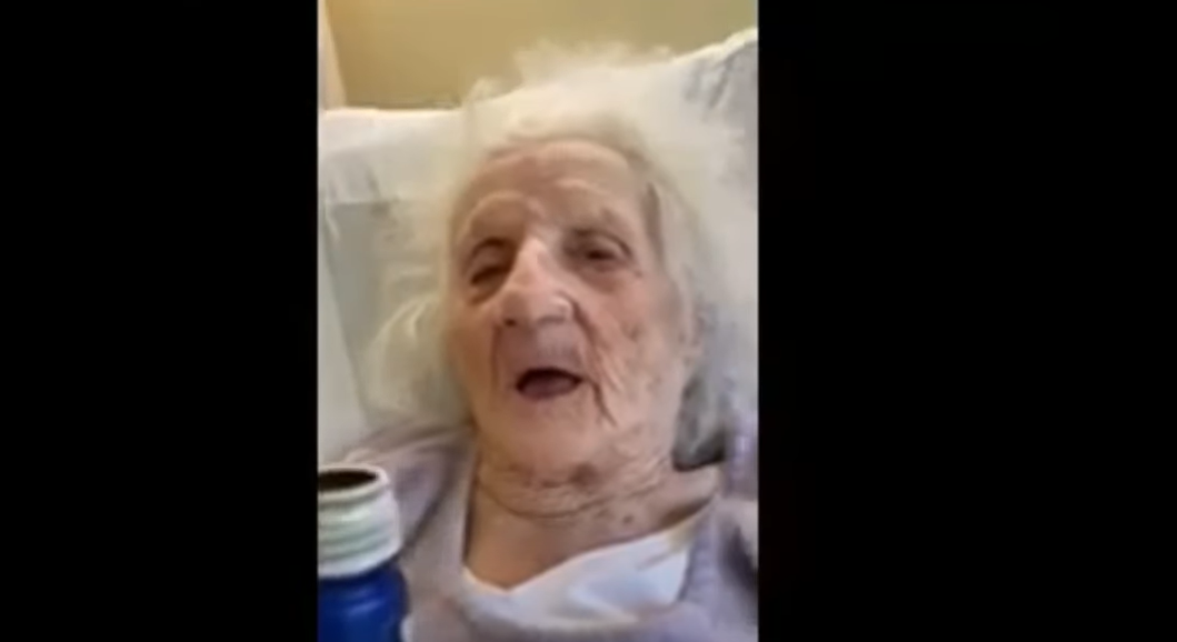 VIDEO | Con cerveza en mano abuelita de 103 años celebra que venció al COVID-19