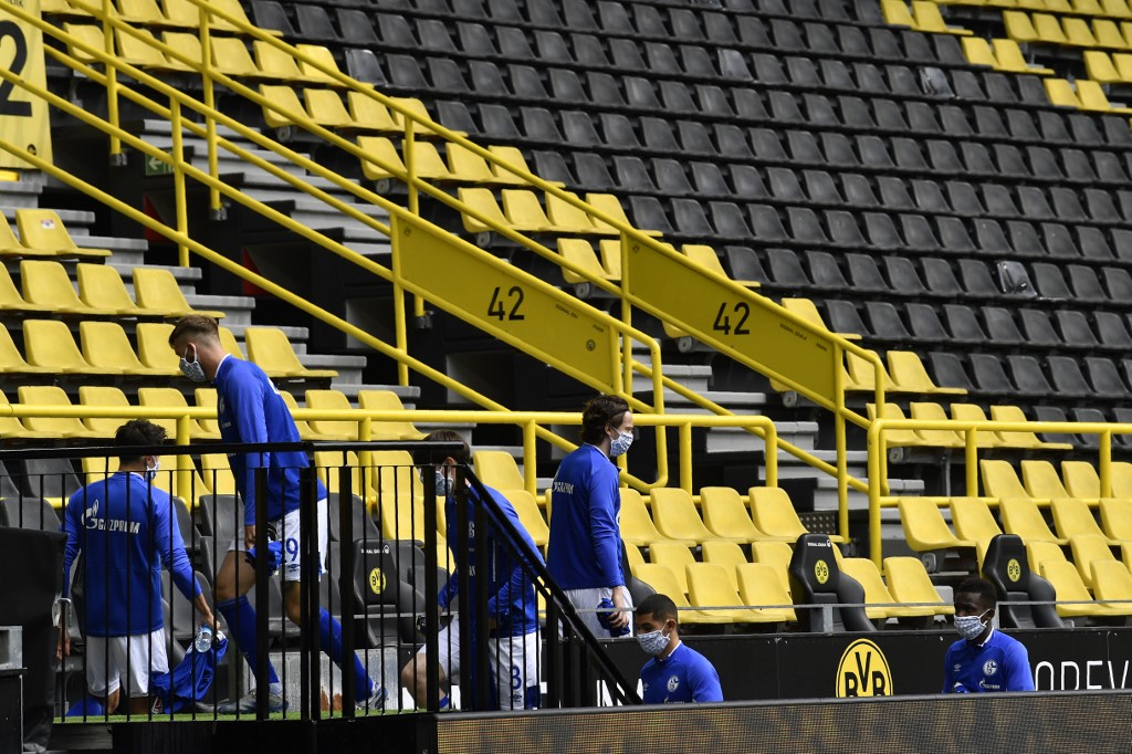 Banquillos de suplentes Dortmund vs Schalke 04