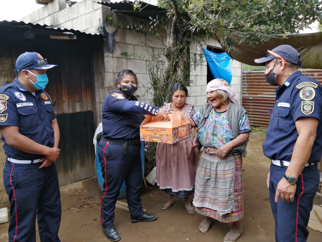 El noble gesto de bomberos al compartir donaciones con los más necesitados