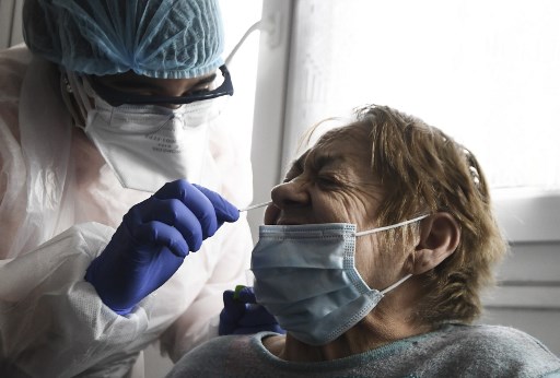 Dolor de cabeza y pérdida del olfato, síntomas comunes de COVID-19 leve