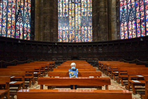 Los italianos vuelven a misa tras dos meses de culto por video