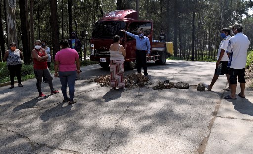 Pobladores bloquean el ingreso al hospital de Villa Nueva