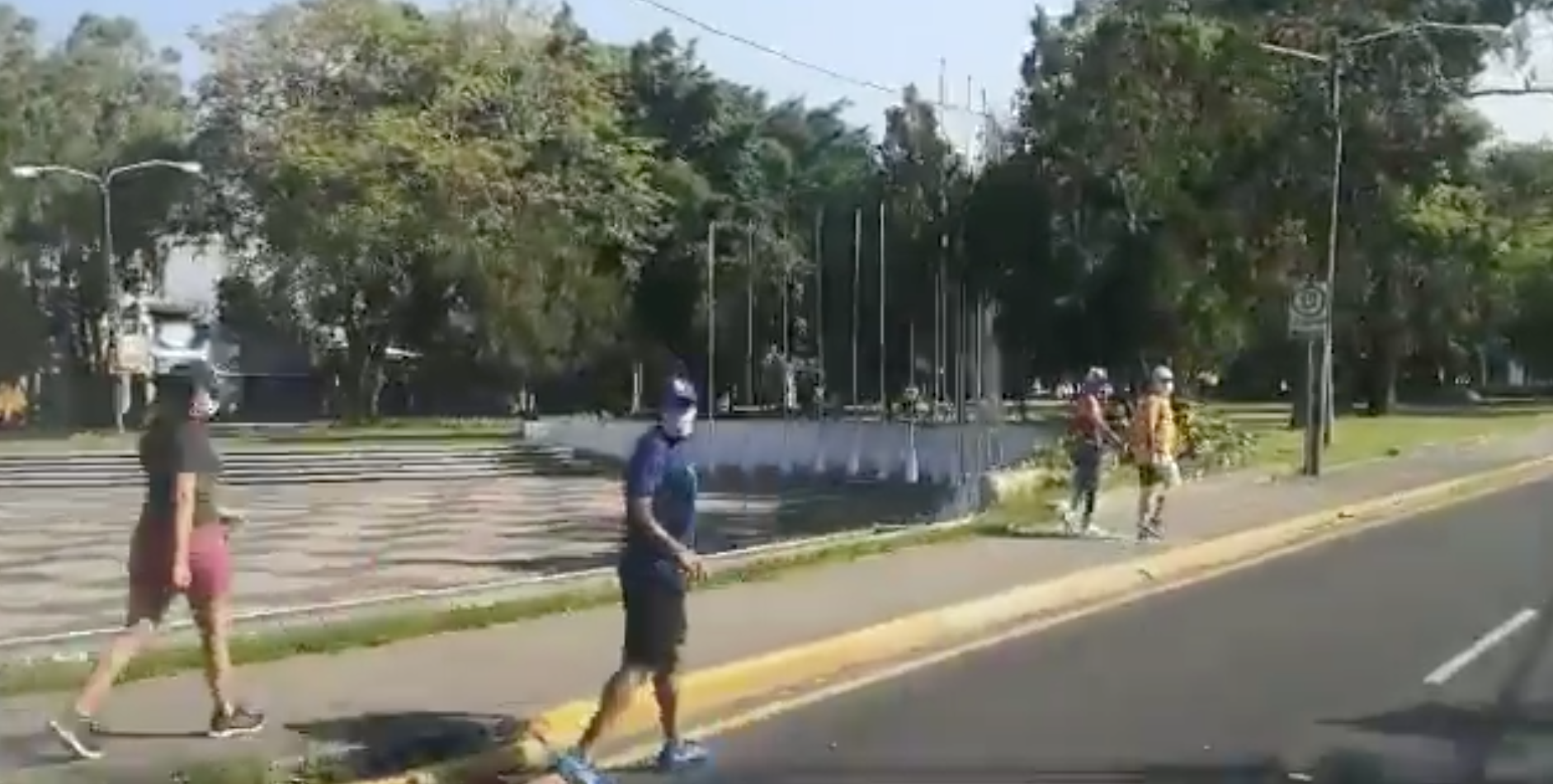 Varias personas salen a ejercitarse y pasear mascotas en Avenida Las Américas