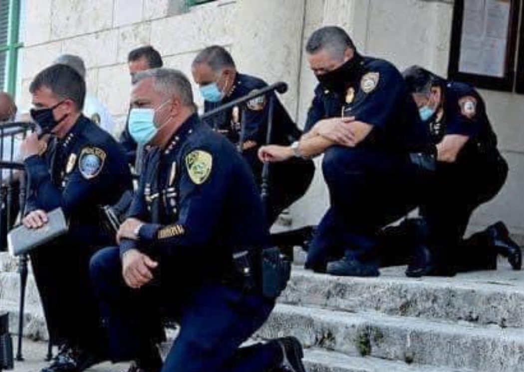 Policías de Miami reciben de rodillas a manifestantes y estos se unen con fraternal abrazo