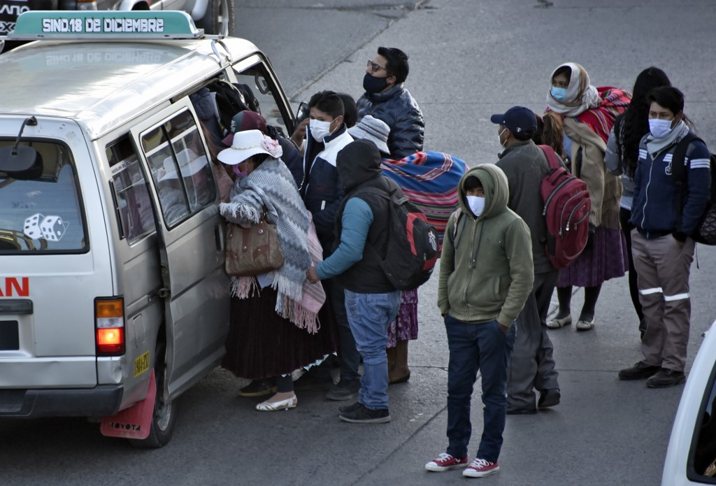 Hombre con coronavirus abandona cuarentena, fue a jugar futbol y luego a beber a un bar