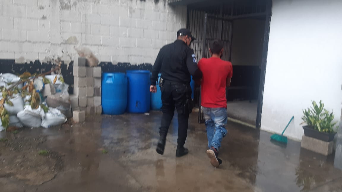 Policía captura al “Chapo” efectuando disparos en Amatitlán