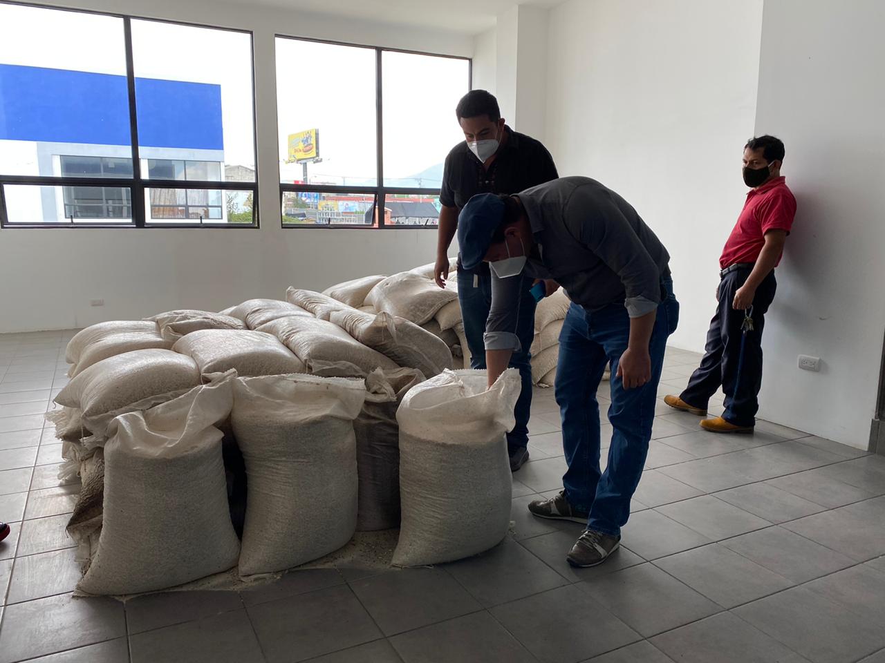 Encuentran en bodegas del Fodes maíz con gorgojo y aceite vencido