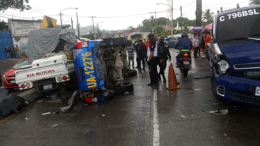 Múltiple choque deja patrulla volcada y dos heridos