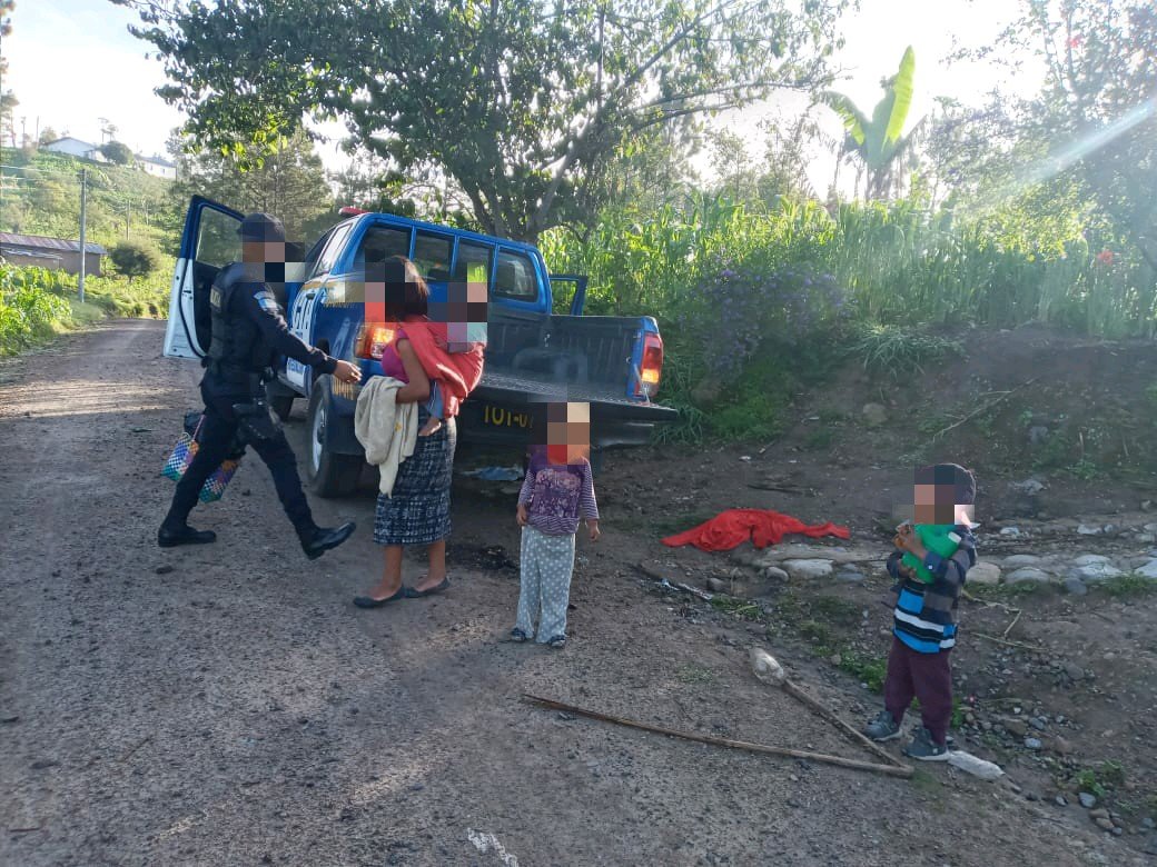 Mujer con sus hijos piden ayuda a la policía para sacar sus pertenencias tras violencia intrafamiliar