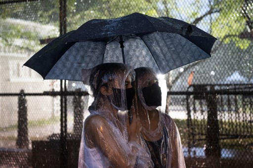 El clima amenaza lucha contra pandemia en América, mientras Europa se abre