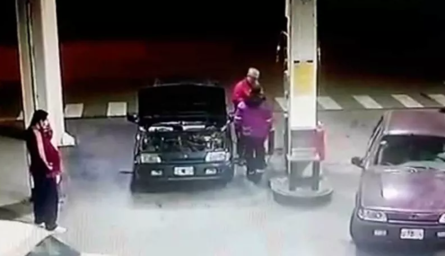 VIDEO | Trabajador de gasolinera le pide a hombre utilizar mascarilla, este le da un puñetazo