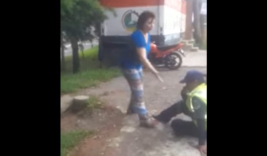 VIDEO | Graban incidente entre tripulantes de vehículo y agentes de tránsito