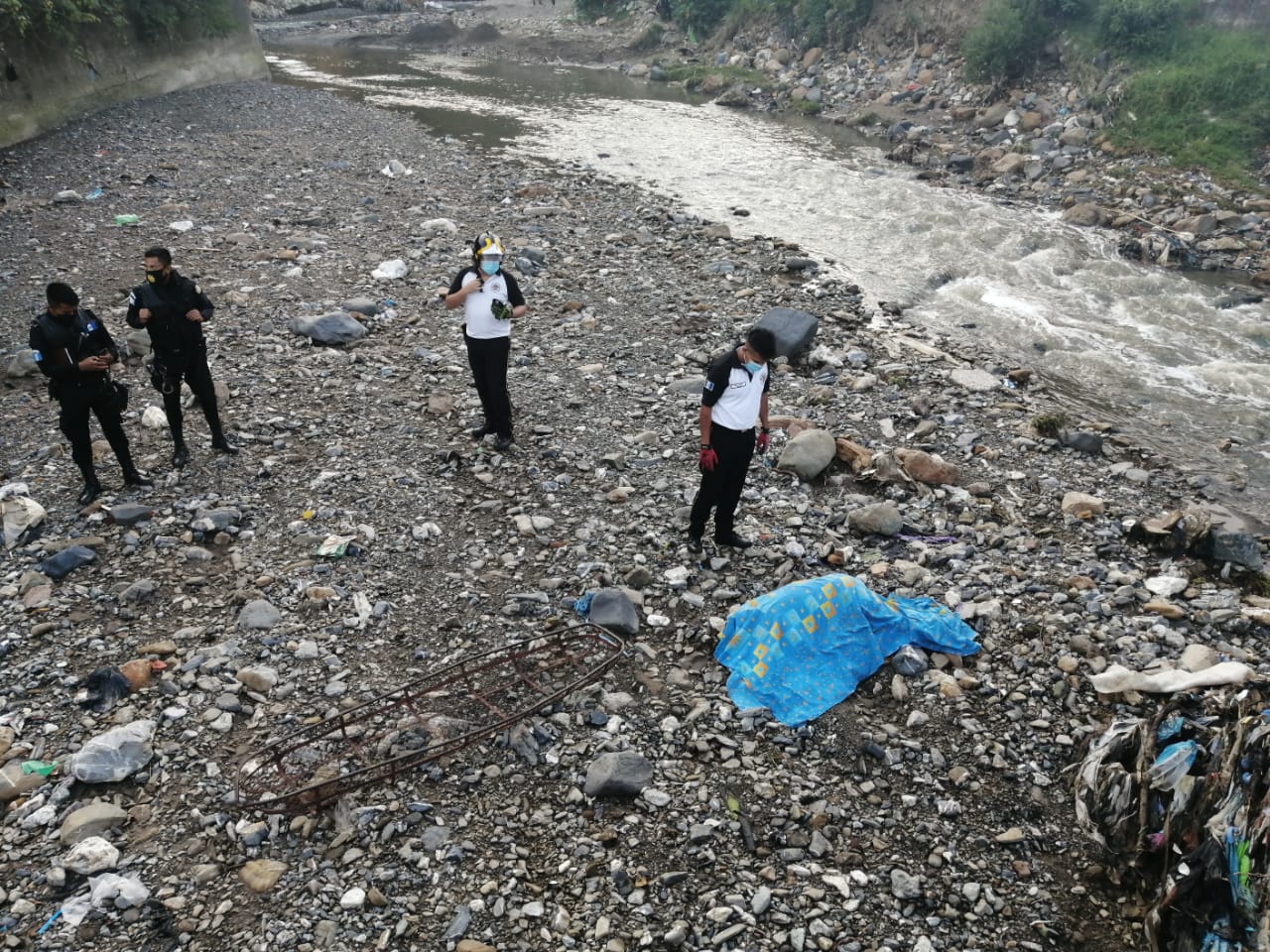 Una mujer muere y hay dos desaparecidos por crecida del río Las Vacas