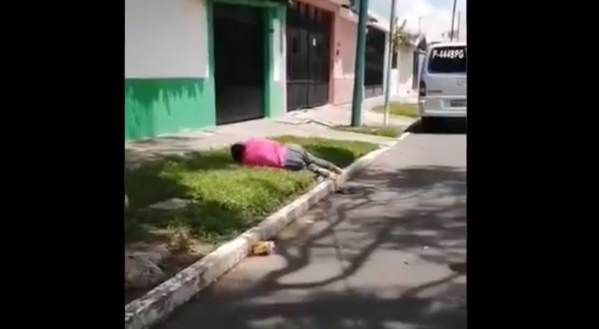 VIDEO | Ciudadanos denuncian que mujer enferma no fue atendida