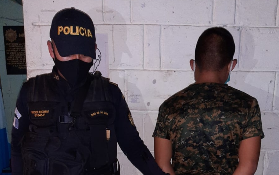 Turba intenta quemar a soldado señalado de amenazar de muerte con un fusil