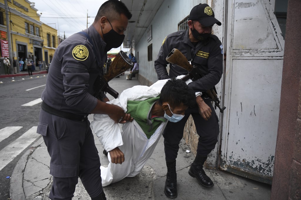 IMÁGENES | Captan ingreso a hospital de reo con síntomas relacionados al coronavirus