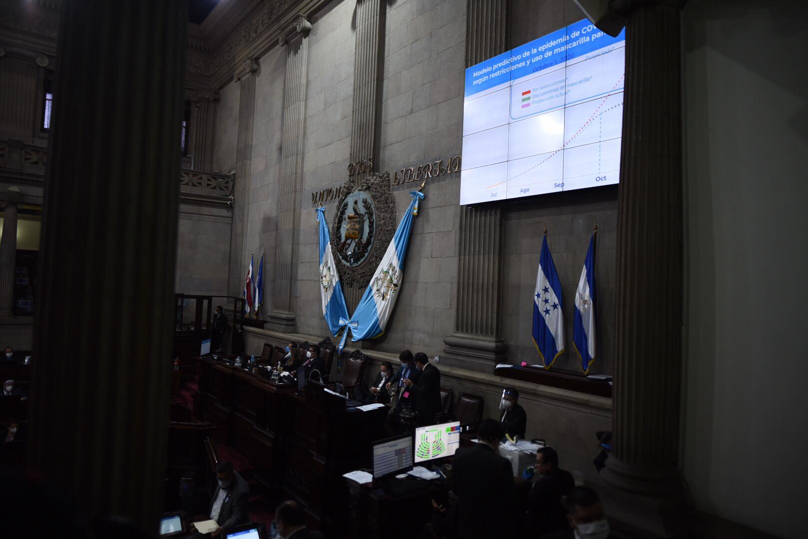 Autoridades del MInisterio de Salud y Coprecovid presentan informe al Congreso