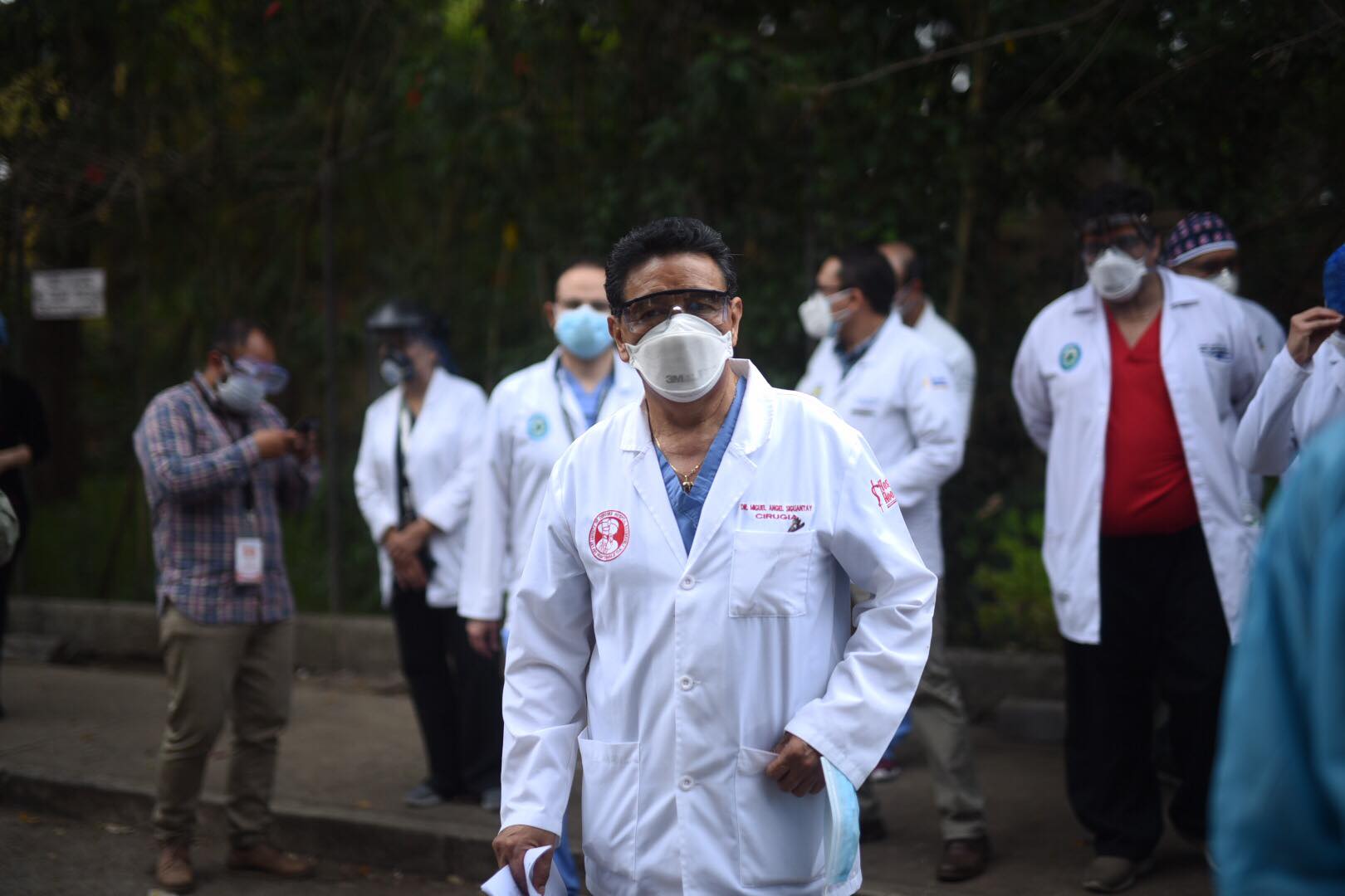 médicos del hospital Roosevelt solicitan audiencia con el Presidente y la Ministra de Salud