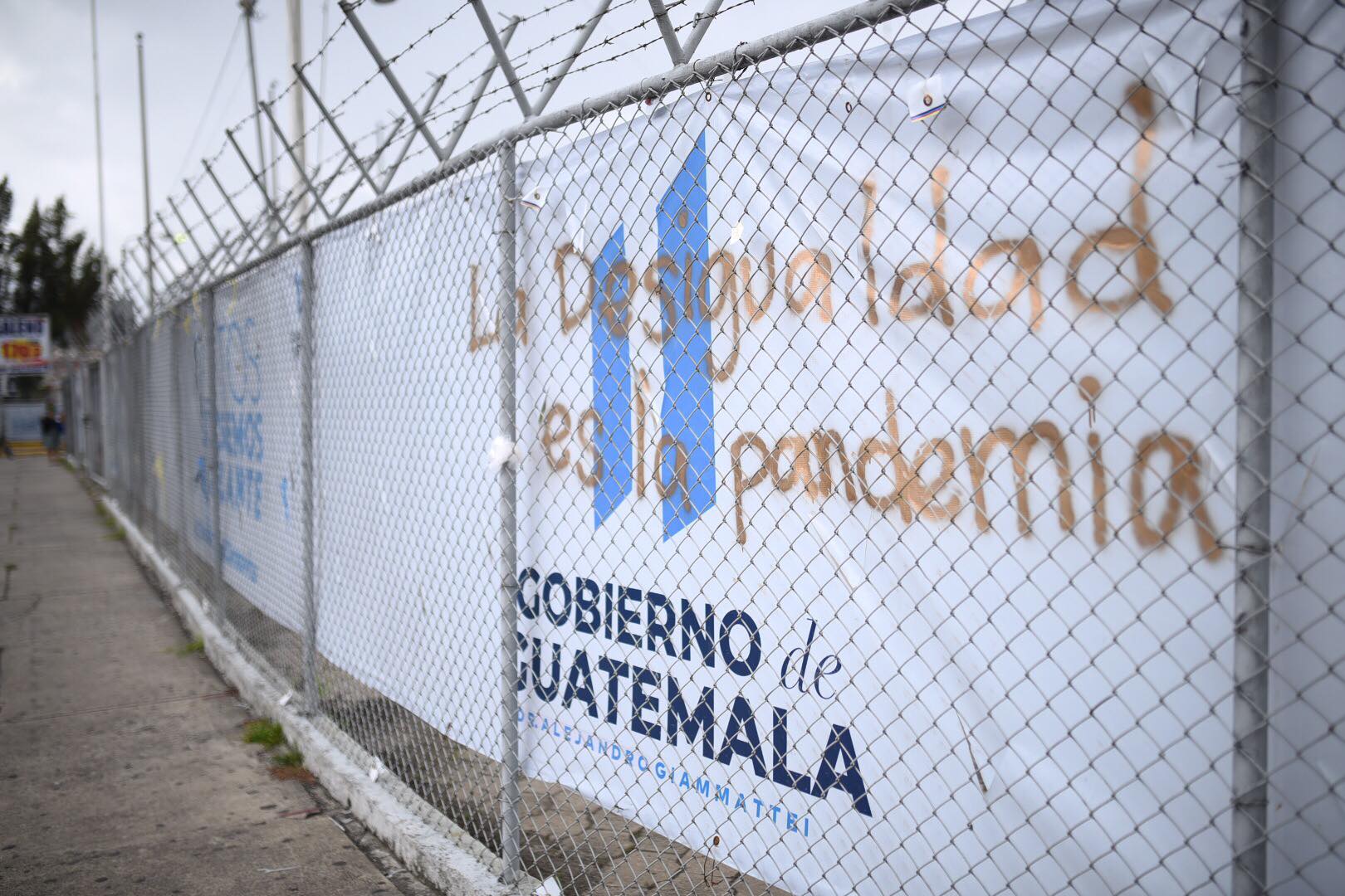 Colocan mensajes contra el Gobierno en hospital del Parque de la Industria