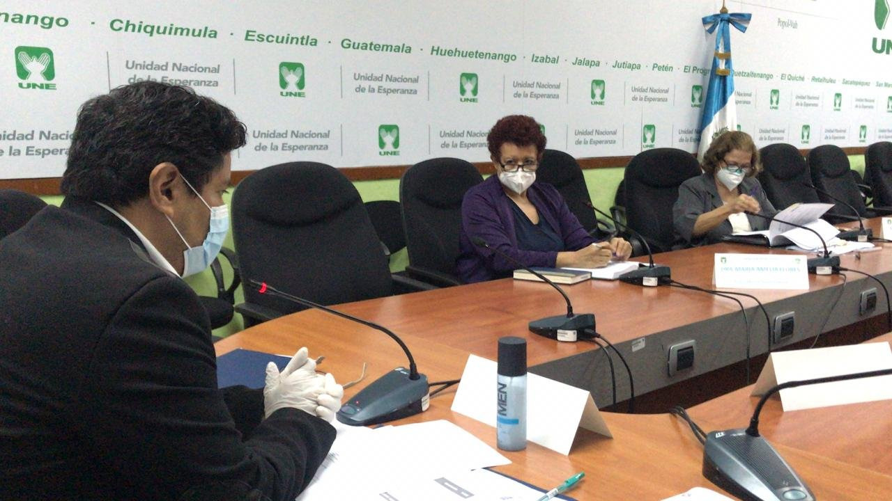 Ministra de Salud, Amelia Flores, acude a citación en el Congreso