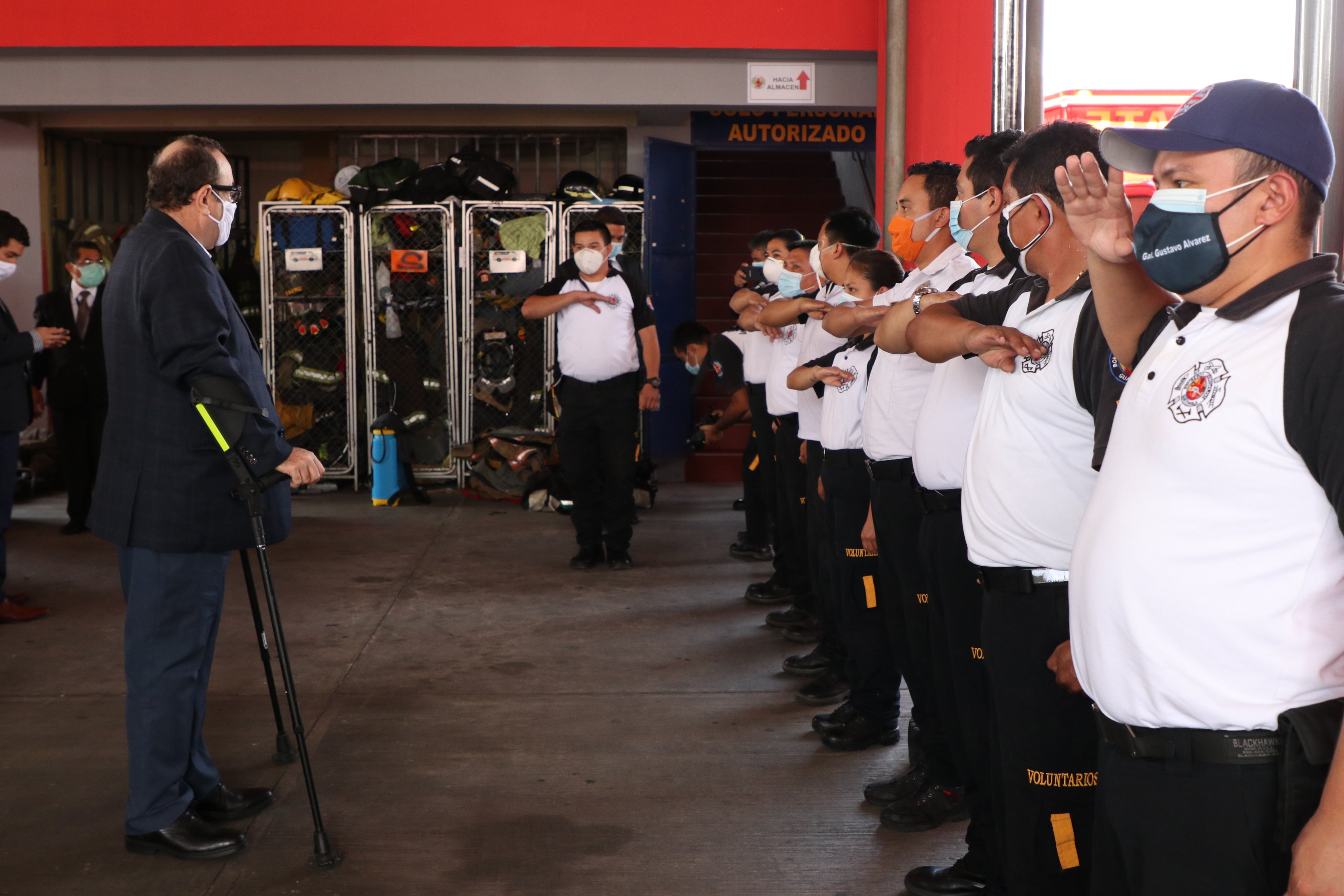 Presidente Alejandro Giammattei entrega mascarillas a bomberos Voluntarios