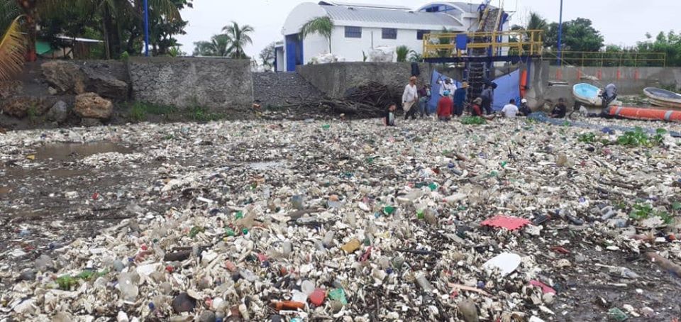 Ministerio de Ambiente retira 20 toneladas de desechos del río Motagua