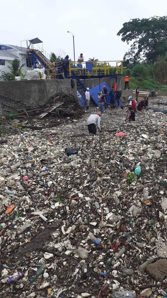 Ministerio de Ambiente retira 20 toneladas de desechos del río Motagua