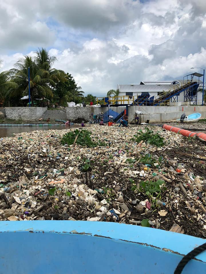 Ministerio de Ambiente retira 20 toneladas de desechos del río Motagua