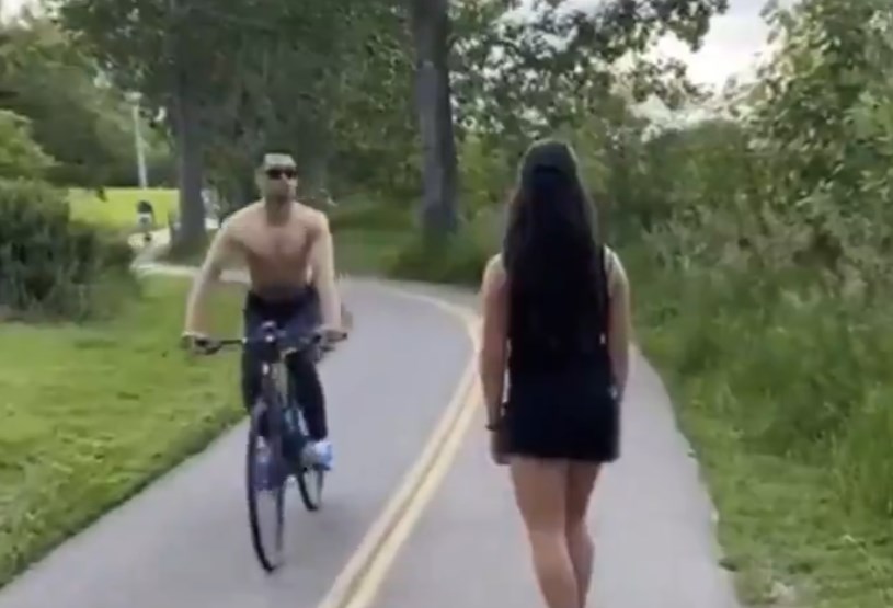 Hombre le escupe en la cara a una mujer en parque de Canadá