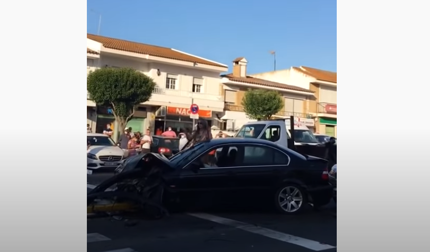 Mujer provoca accidente de tránsito y se pone a bailar en bikini