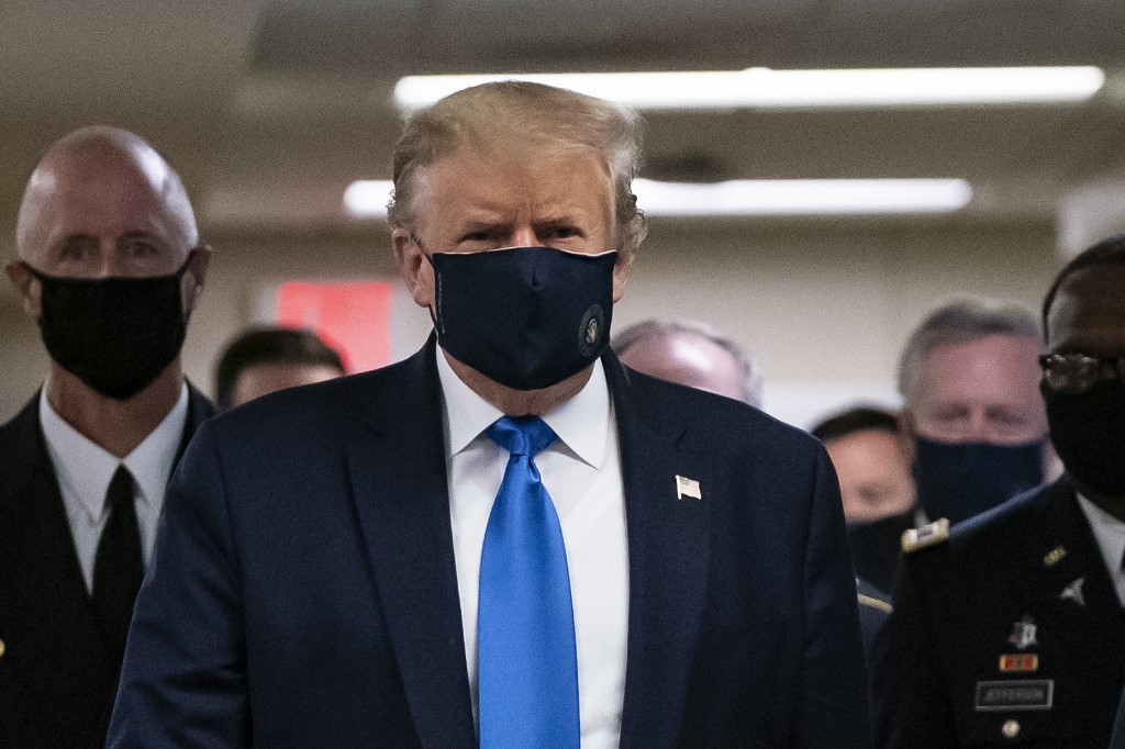 Donald Trump usando mascarilla en un hospital en Washington