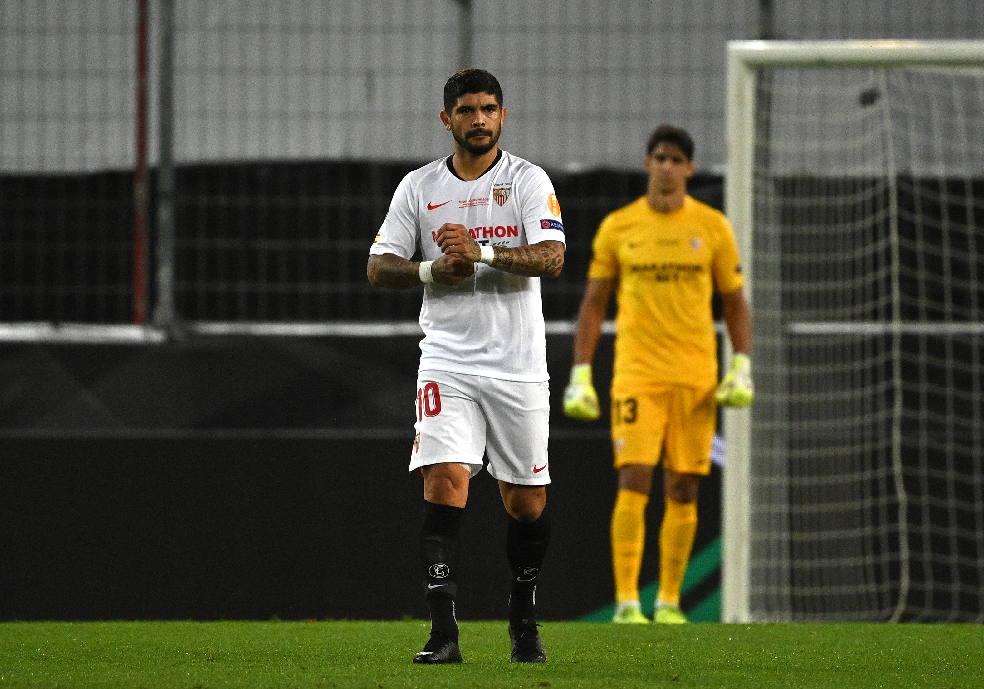 Banega se va del Sevilla, tras ganar su tercera Europa League