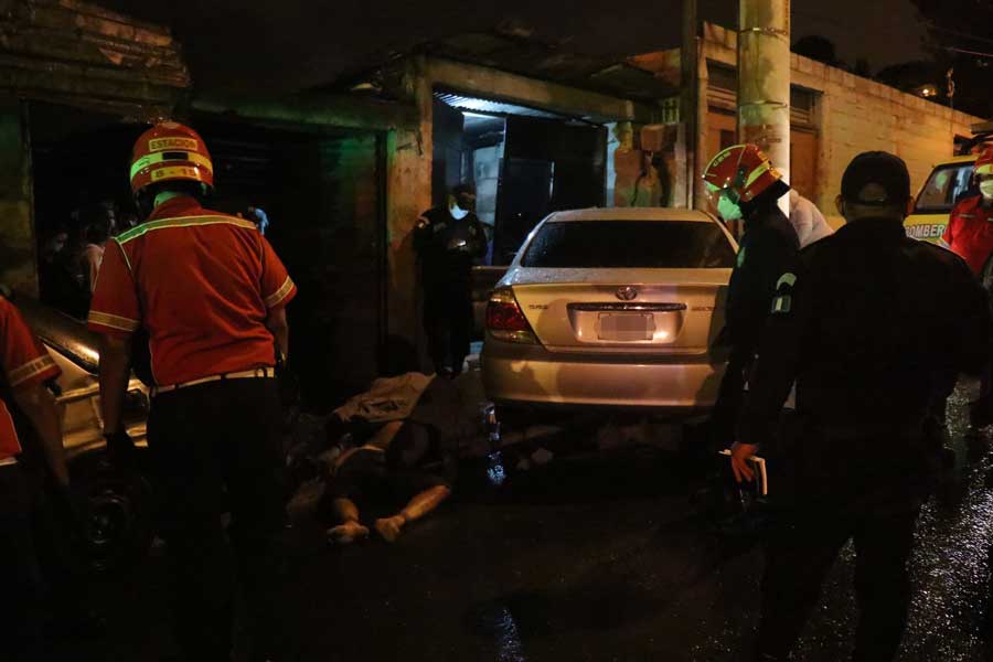 Accidente en zona 18 deja tres muertos y un herido