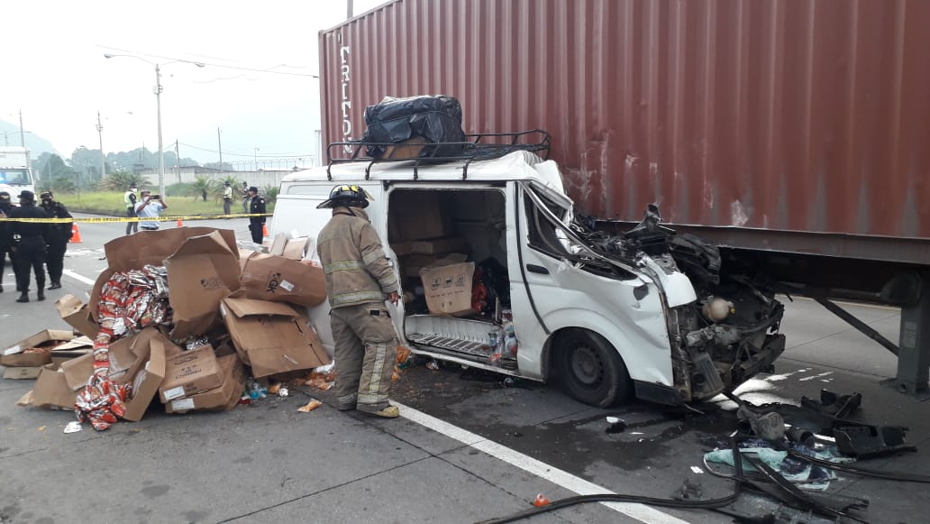 accidente de tráiler y panel en ruta al Pacífico