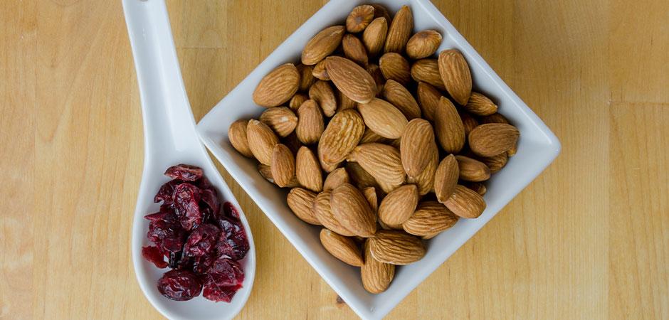 Alimentos almendras y arándanos