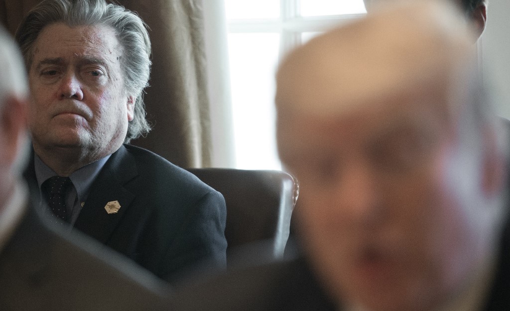 Steve Bannon junto a Donald Trump