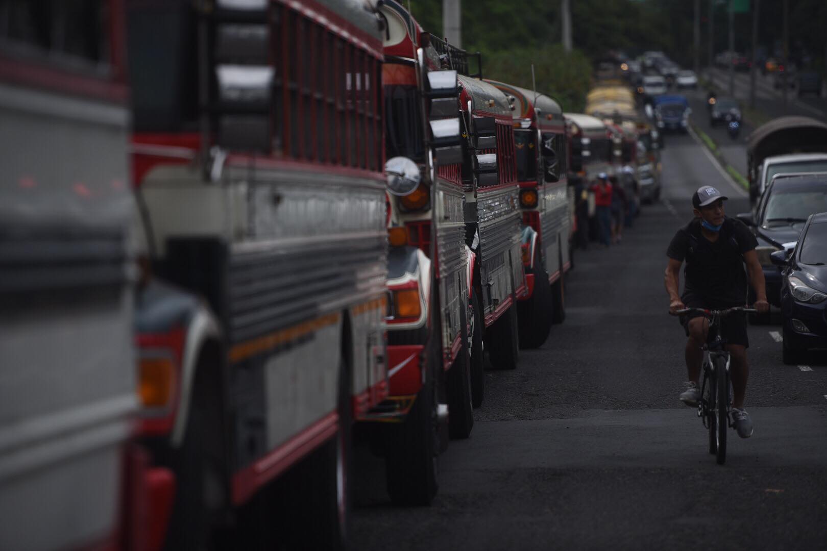 caravana de buses extraurbanos en ruta al Pacífico