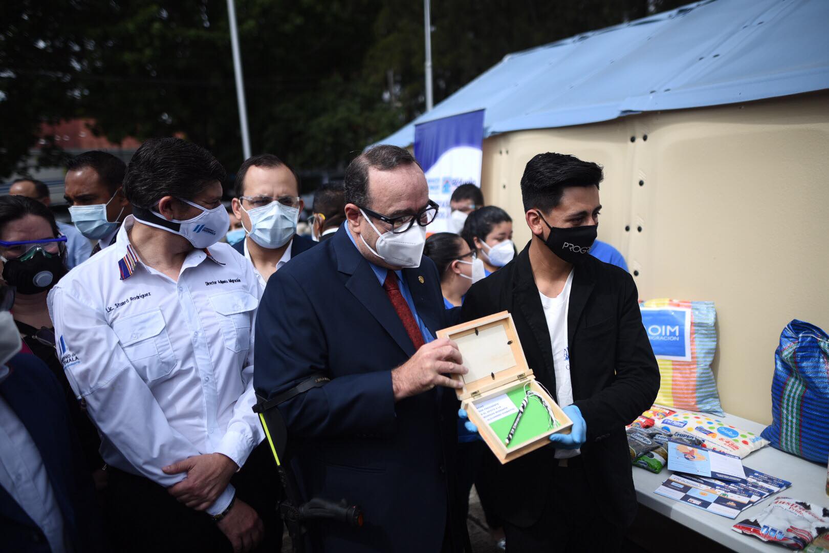 presidente Alejandro Giammattei visita albergue para migrantes retornados