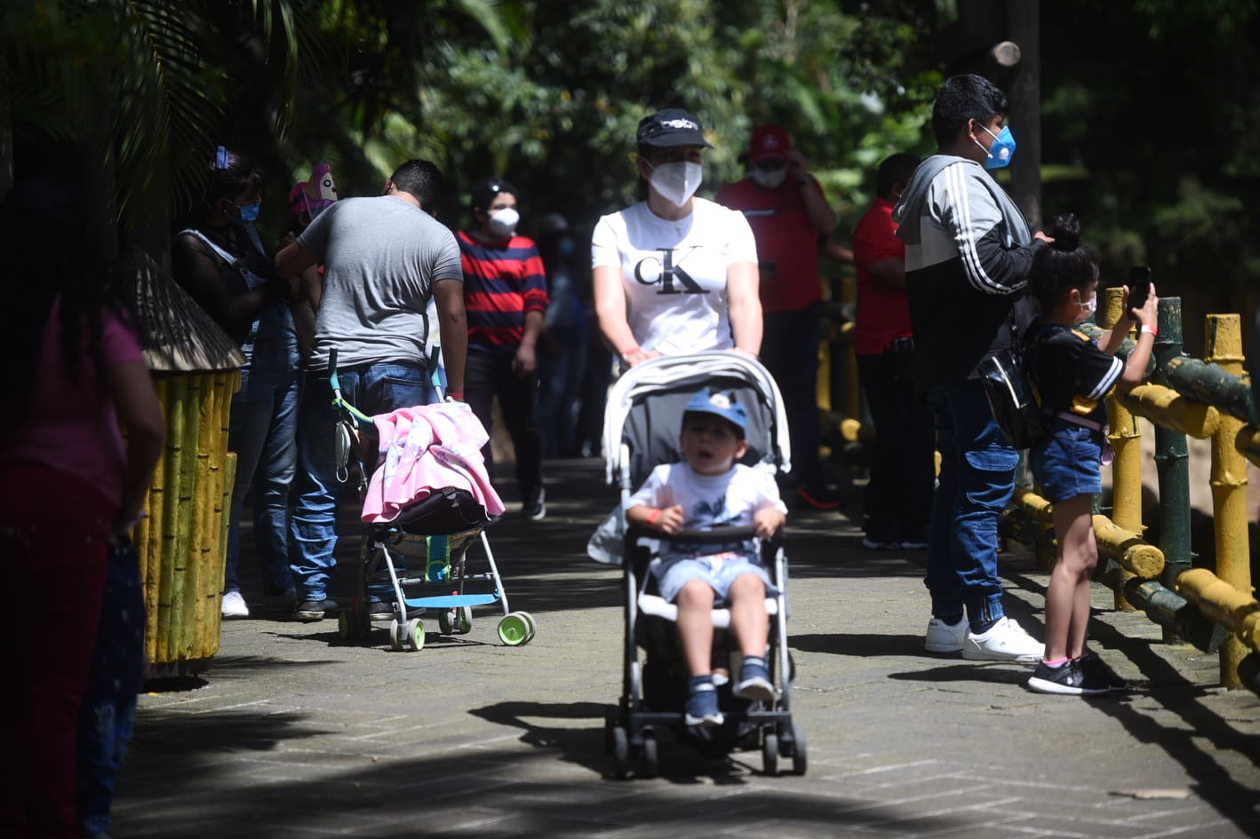 afluencia de personas en zoológico La Aurora