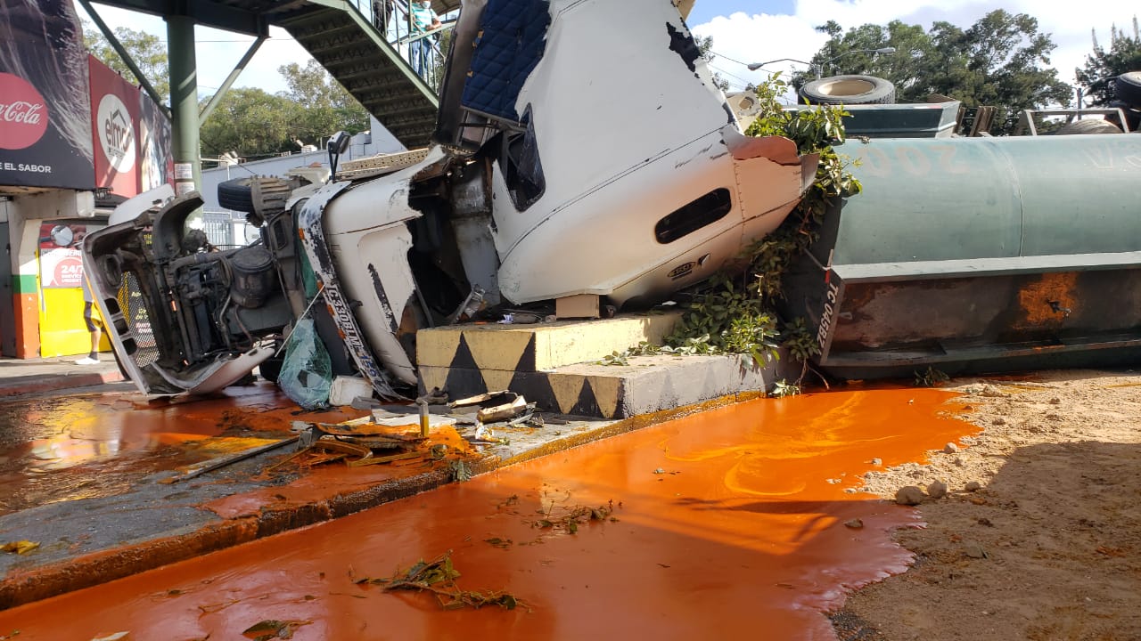 accidente de tráiler en calzada Aguilar Batres