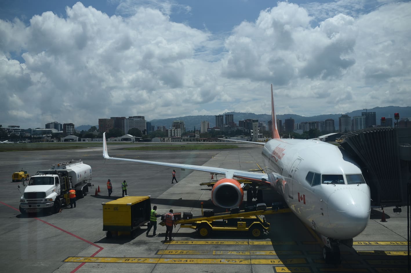 protocolo por Covid-19 en aeropuerto internacional La Aurora