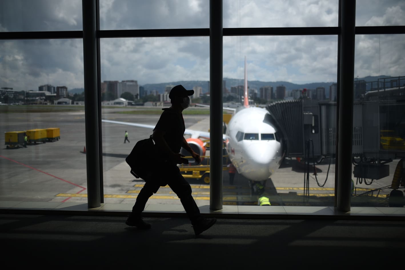 protocolo por Covid-19 en aeropuerto internacional La Aurora